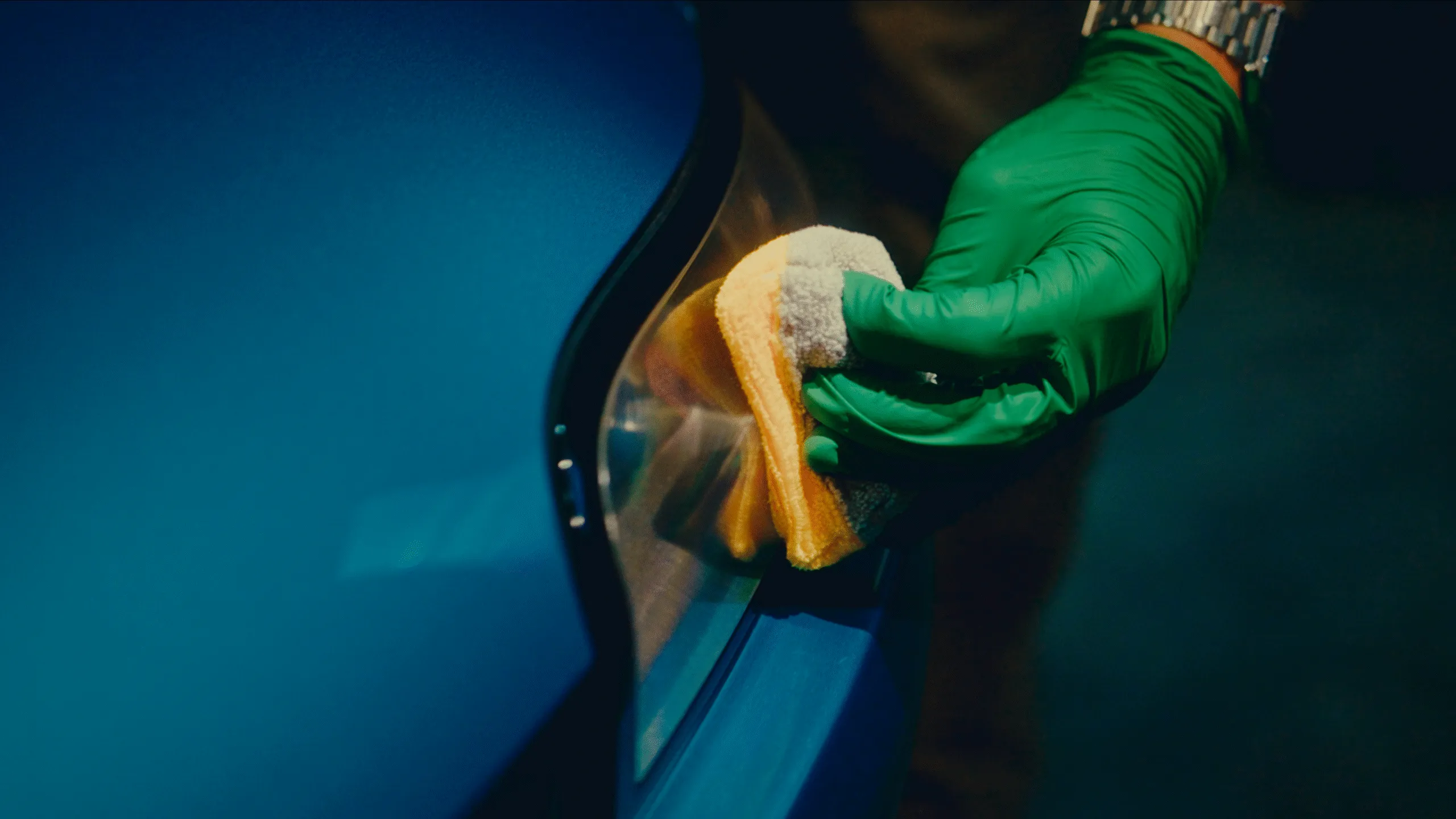 Travail de finition sur une carrosserie avec une microfibre