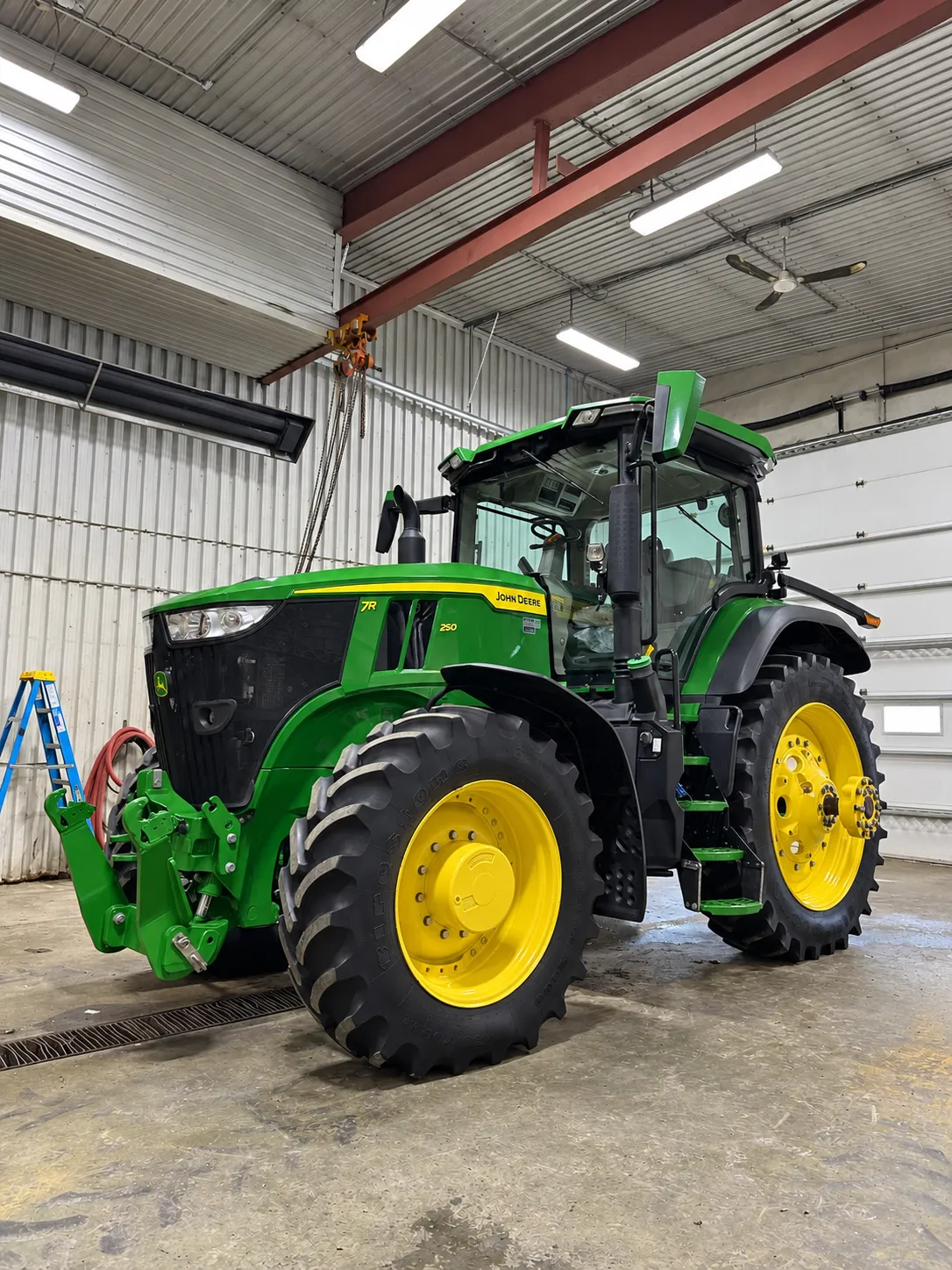 Tracteur John Deere 7R250 lors d’une intervention Heavy Detail